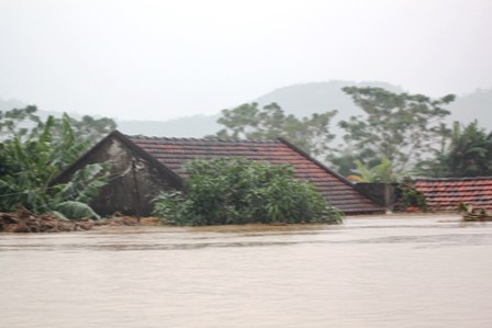 Central province Hundreds of families isolated by flood